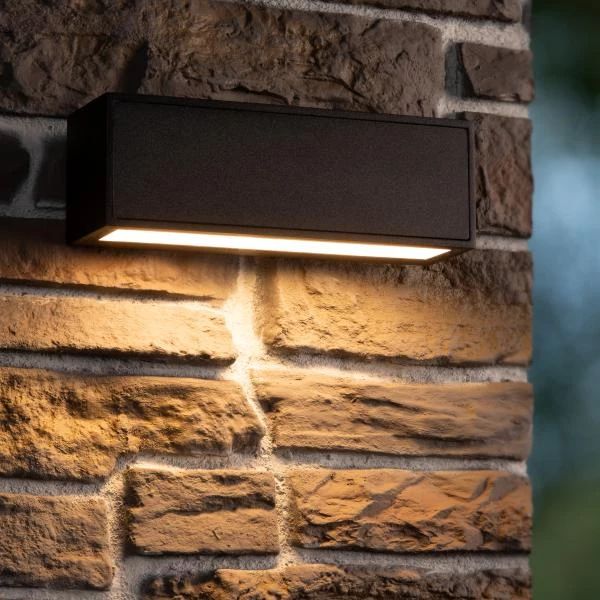 Lucide SUTTON - Wandleuchte - Sonnenenergie - LED Dim. - 1x2W 2850K/3150K - IP54 - Bewegung und Tag/Nacht-Sensor - Schwarz - Atmosphäre 1